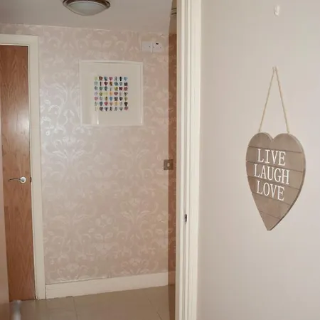 2 Bedroom Grand Canal Dock- Breathtaking Liffey Views